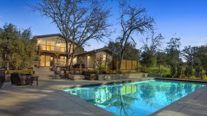 A modern house with a swimming pool, outdoor seating, and a large deck. - Healdsburg Modern home, 3BR/3.5BA pool, hot tub, outdoor kitchen, WiFi (Healdsburg)