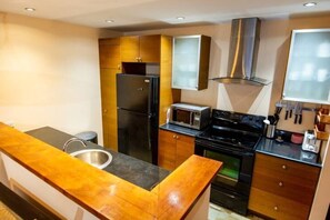 Réfrigérateur, four à micro-ondes, un four, surface de cuisson