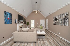 Smart TV, chimenea, videojuegos