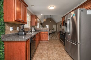 Fridge, microwave, oven, stovetop - Family-Friendly Birmingham Area Home Near Trussville Sports Complex (Birmingham)