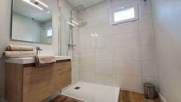 Sèche-cheveux, serviettes fournies, papier toilette