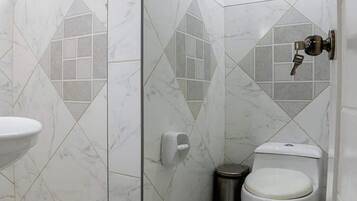 Dusche, Haartrockner, Handtücher, Toilettenpapier