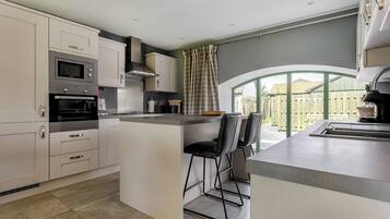 洗碗機、高腳椅