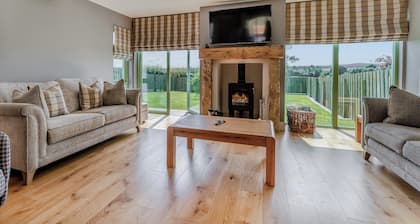 3 bedroom accommodation in Linlithgow, near Edinburgh
