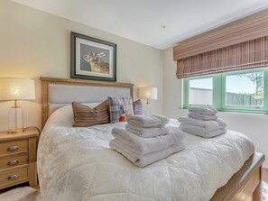 3 bedrooms, free WiFi, bed sheets, wheelchair access