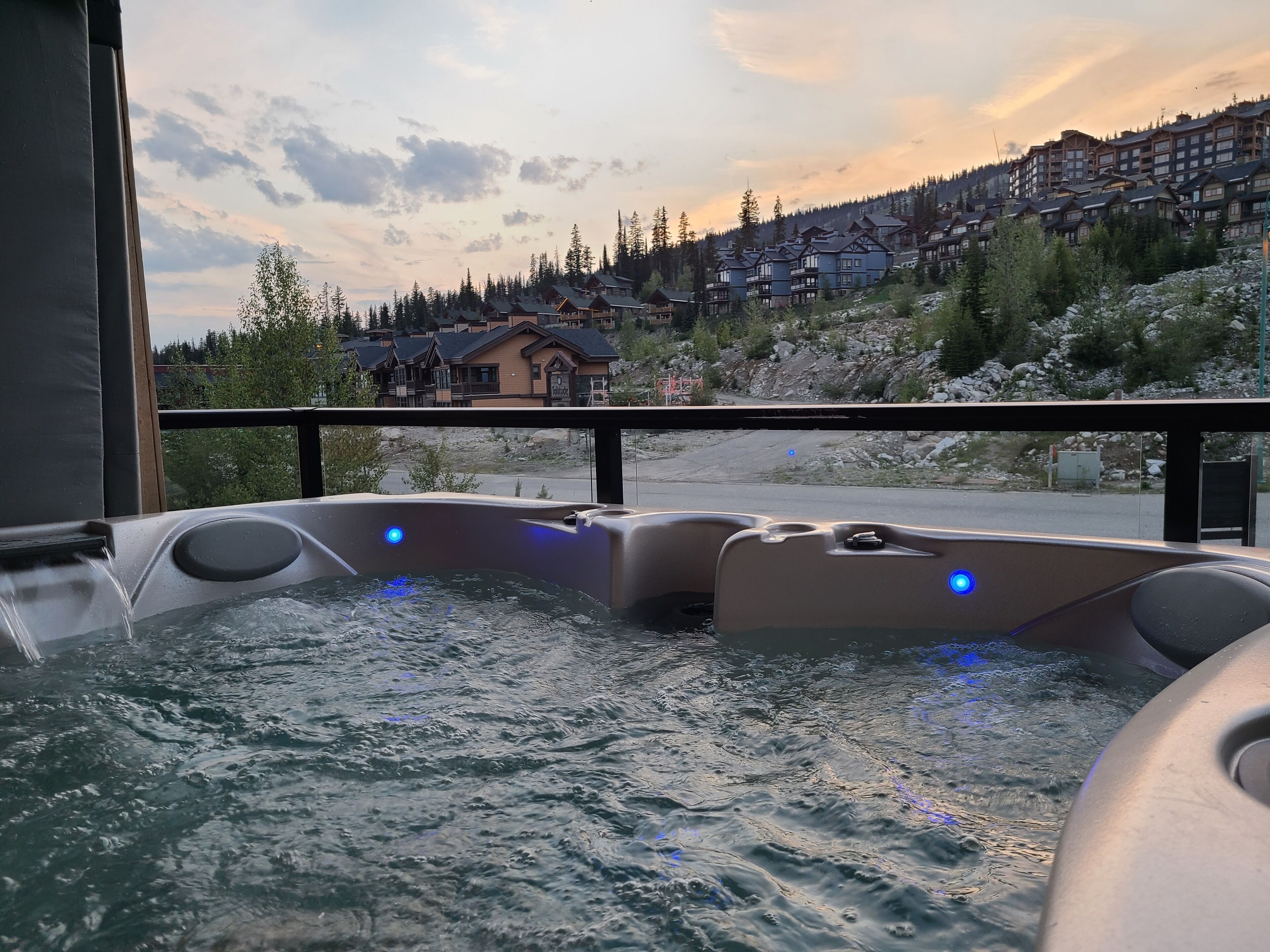New hot tub (2024) with amazing views 