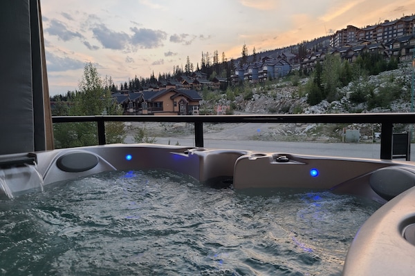 New hot tub (2024) with amazing views
