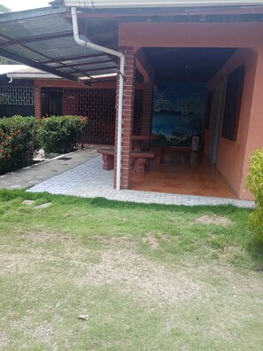 Exterior - Hostel y Cabinas Tapandua (Puerto Jiménez)