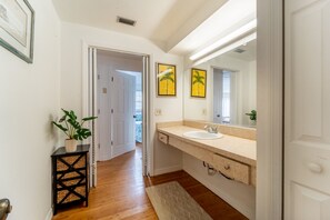 Regadera, toallas, jabón, papel de baño