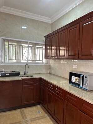 Kjøleskap, mikrobølgeovn, vannkoker og kjøkkenutstyr