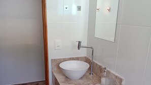 Dusj, hårføner, håndklær og såpe