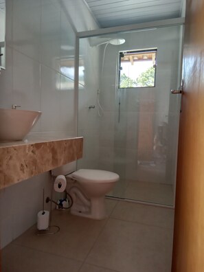 Shower, hair dryer, towels, soap - Ilhinha II suite in a private condominium, located in the heart of Ilhabela! (Ilhabela)