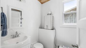 Chuveiro, toalhas de banho, sabonete, shampoo