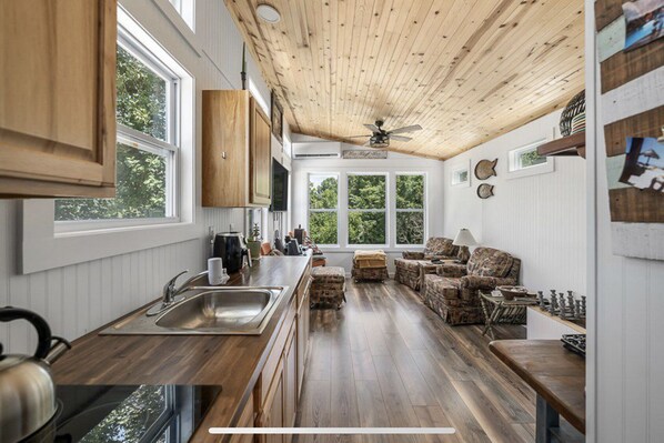 Fridge, microwave, coffee/tea maker, toaster - Tiny House on Center Hill Lake (Baxter)