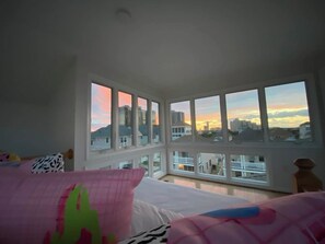 4 bedrooms, iron/ironing board, WiFi, bed sheets - Sunrise Playce-Designer Beach Retreat + Pool Table (Atlantic City)