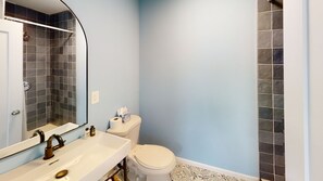 Dusche, Haartrockner, Handtücher, Seife