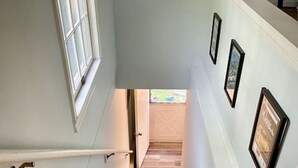 Eine Treppe mit Handlauf, die zu einer Tür am oberen Ende führt.