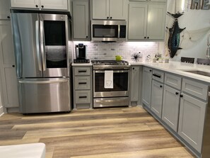 Refrigerador, microondas, horno y parrilla de estufa