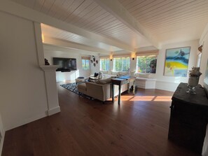 Smart TV, fireplace, printers - Lovely SB home with great light, views and location! (Santa Barbara)