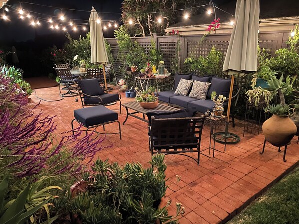 Outdoor dining - Lovely SB home with great light, views and location! (Santa Barbara)