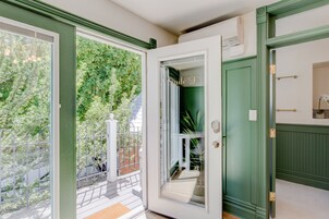 Tabla de planchar con plancha, wifi gratis y ropa de cama 