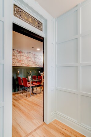 Suite Deluxe | Planxa i posts de planxar, wifi gratuïta i roba de llit 