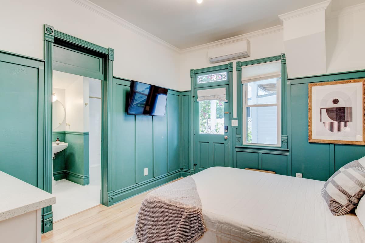Suite monolocale Deluxe, vista cortile | Ferro/asse da stiro, Wi-Fi gratuito, lenzuola