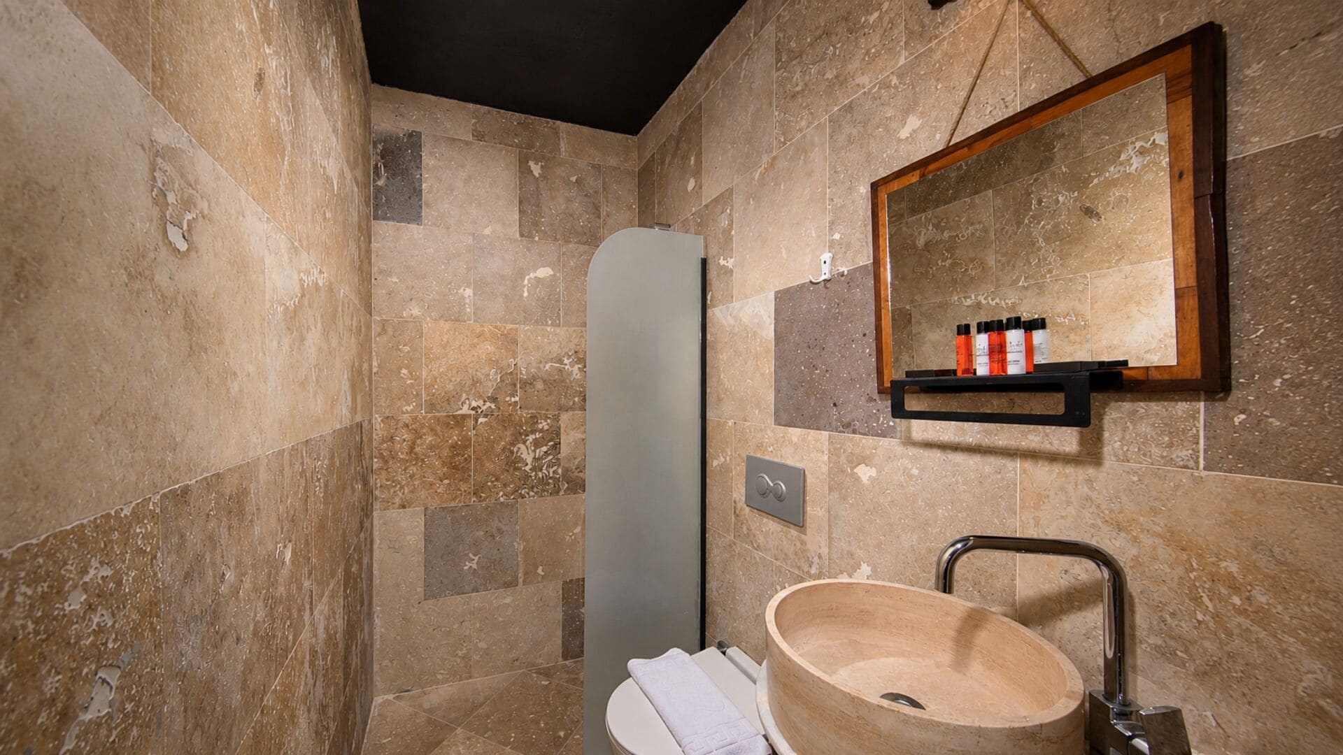 Une salle de bain avec un lavabo en bois, un miroir et un espace douche.