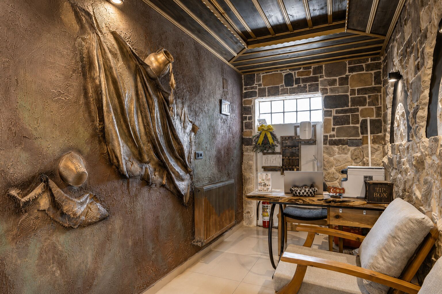 Un interior rústico con paredes de piedra, techo de madera y un comedor con mesa y sillas.