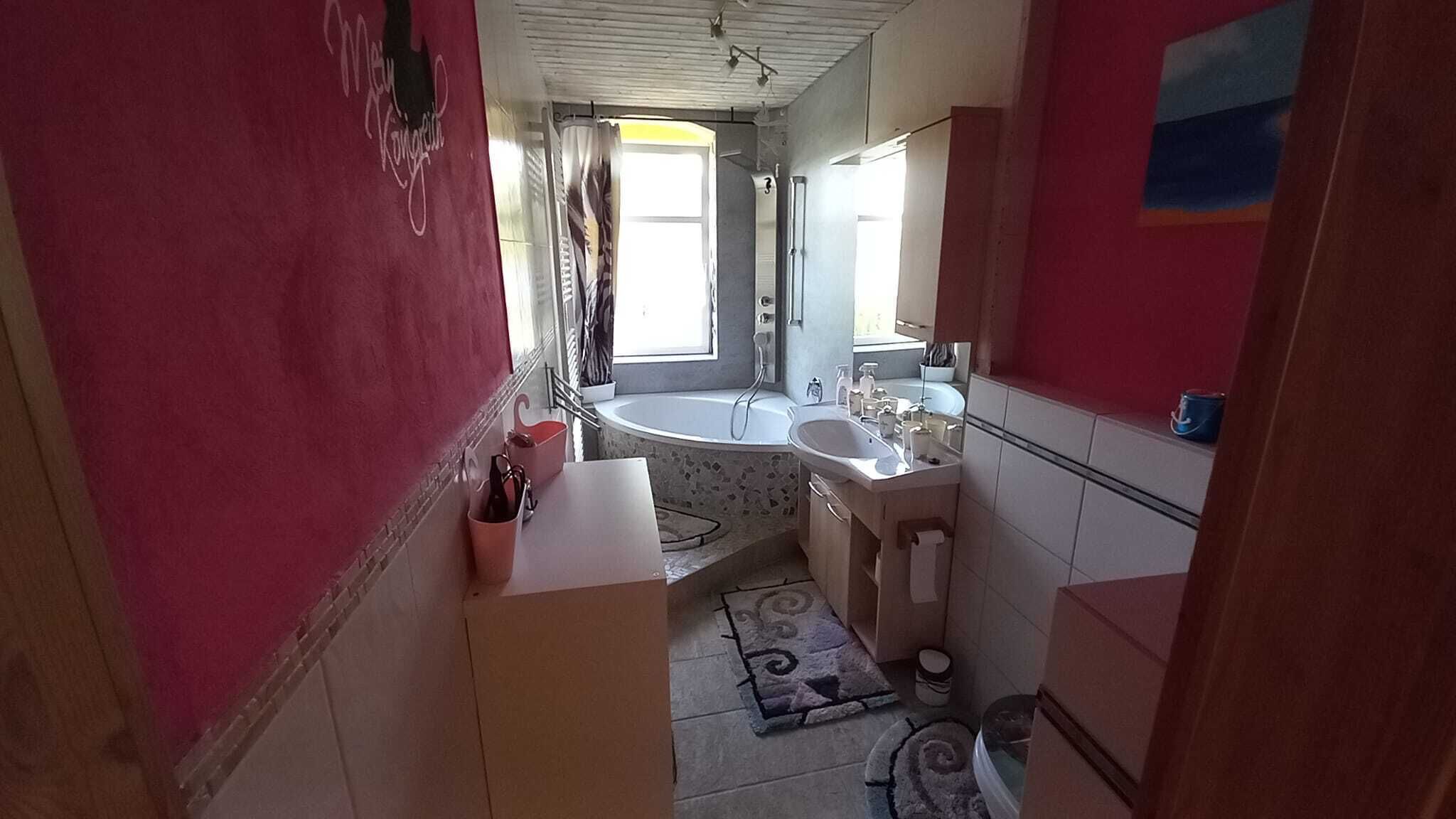 Une petite salle de bain avec une baignoire, un lavabo et une douche.