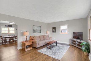 TV - Fisher's Nook, Aunt Susie's Vacation Rentals : Raystown Lake Seven Points (Hesston)