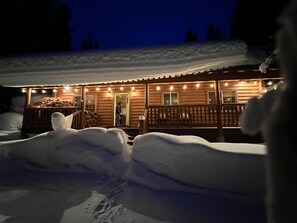 Exterior - Nice fairly new log cabin. Close to fishing. 30 minutes to Yellowstone. Sleeps 7 (Island Park)