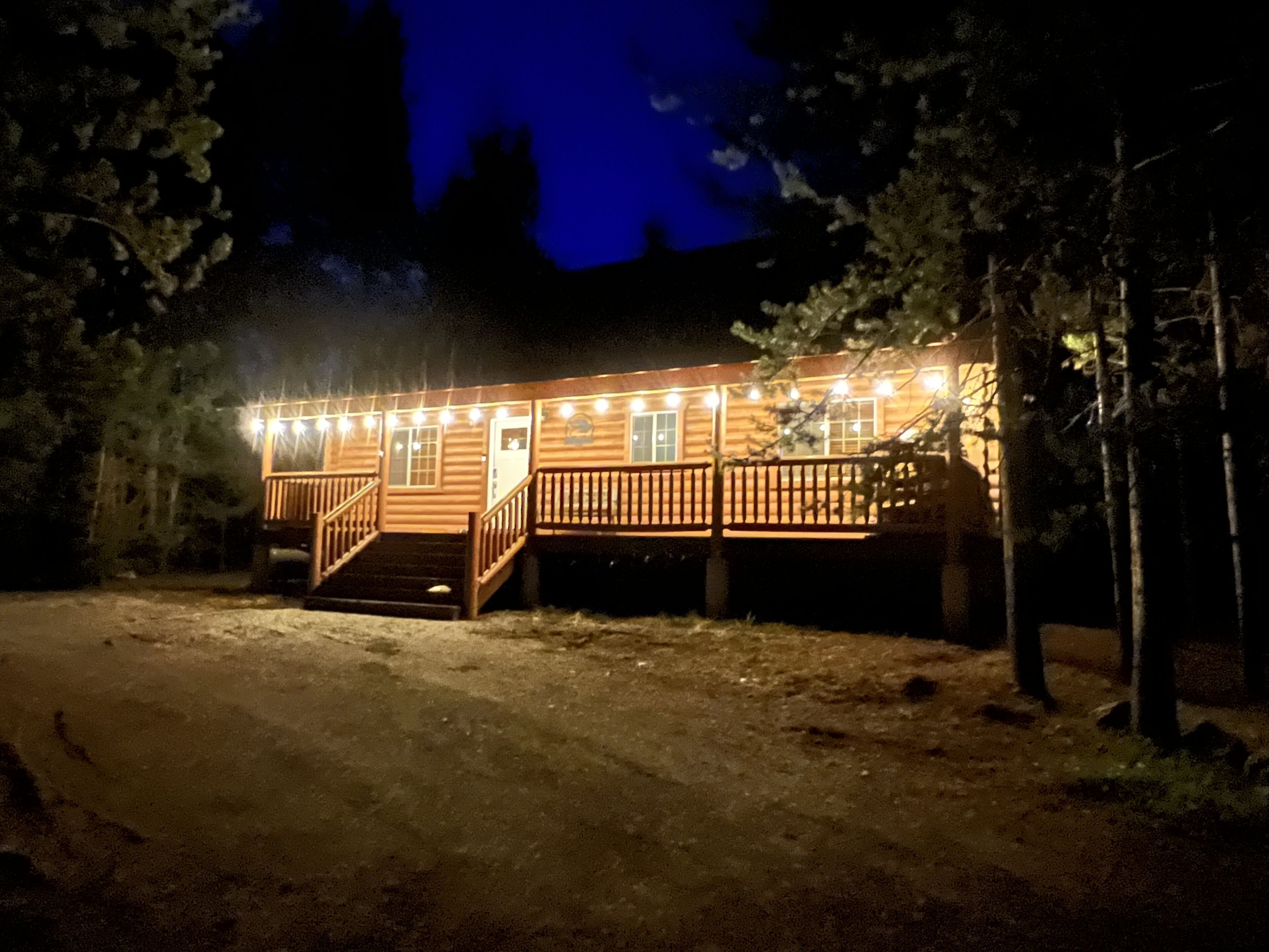 Nice fairly new log cabin. Close to fishing. 30 minutes to Yellowstone. Sleeps 7