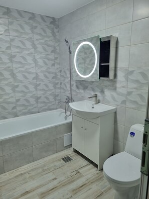 Dusche, kostenlose Toilettenartikel, Haartrockner, Bademäntel