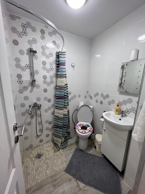 Dusche, kostenlose Toilettenartikel, Haartrockner, Bademäntel