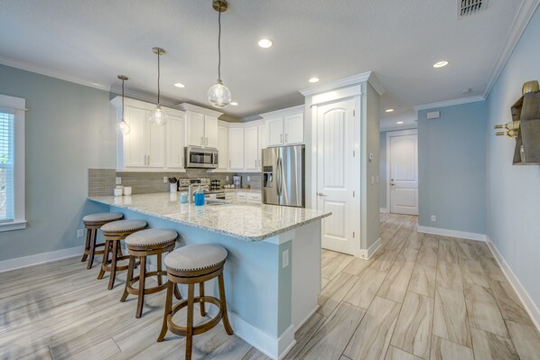 Fridge, microwave, oven, stovetop - Luxe Townhome - One Block to the Sand (Jacksonville Beach)