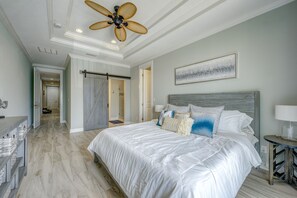 3 bedrooms, iron/ironing board, WiFi, bed sheets - Luxe Townhome - One Block to the Sand (Jacksonville Beach)