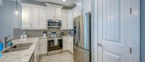 ثلاجة، ميكروويف، فرن، موقد طهي مسطح