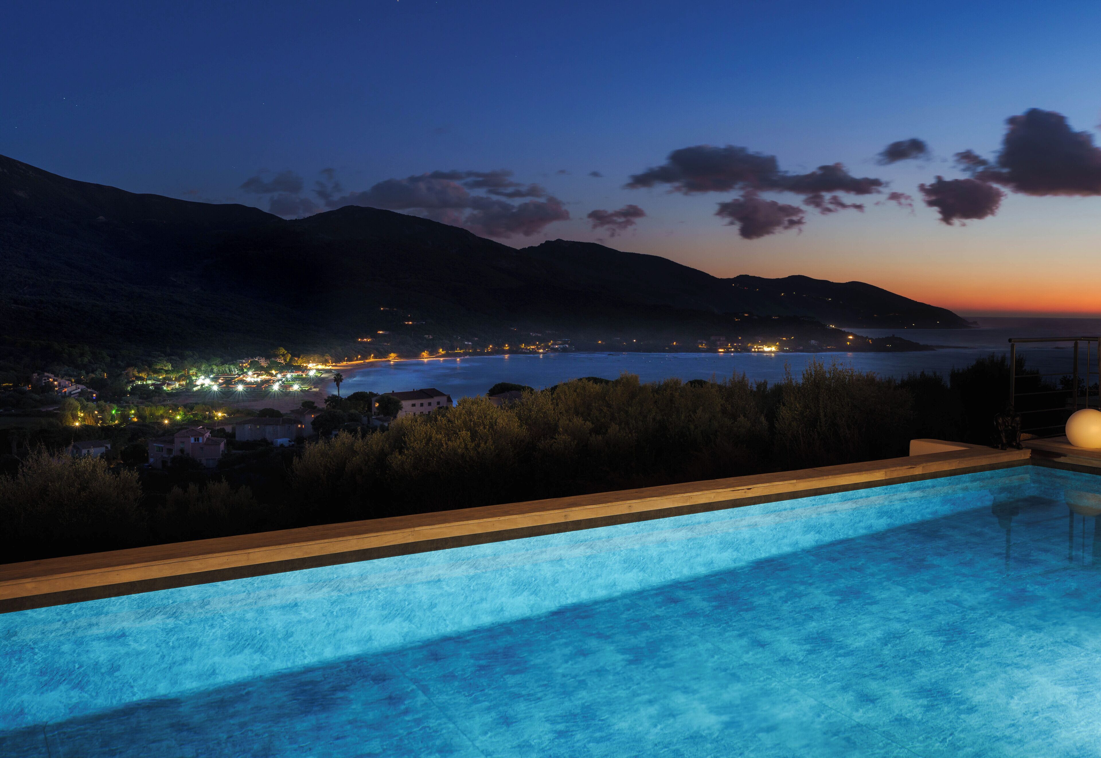 室外游泳池，恒温泳池