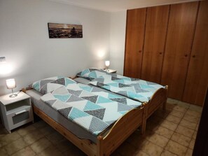 2 habitaciones, tabla de planchar con plancha y cuna de viaje 