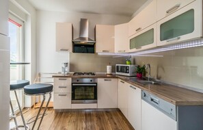 KĂŒhlschrank, Mikrowelle, Ofen, Herdplatte