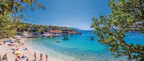 Una spiaggia nelle vicinanze