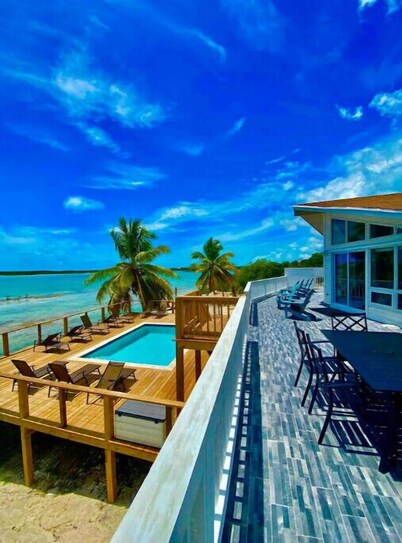 The Bahama Island House, Oceanfront, Pool, Beach, Dock, Kayak and  amazing views