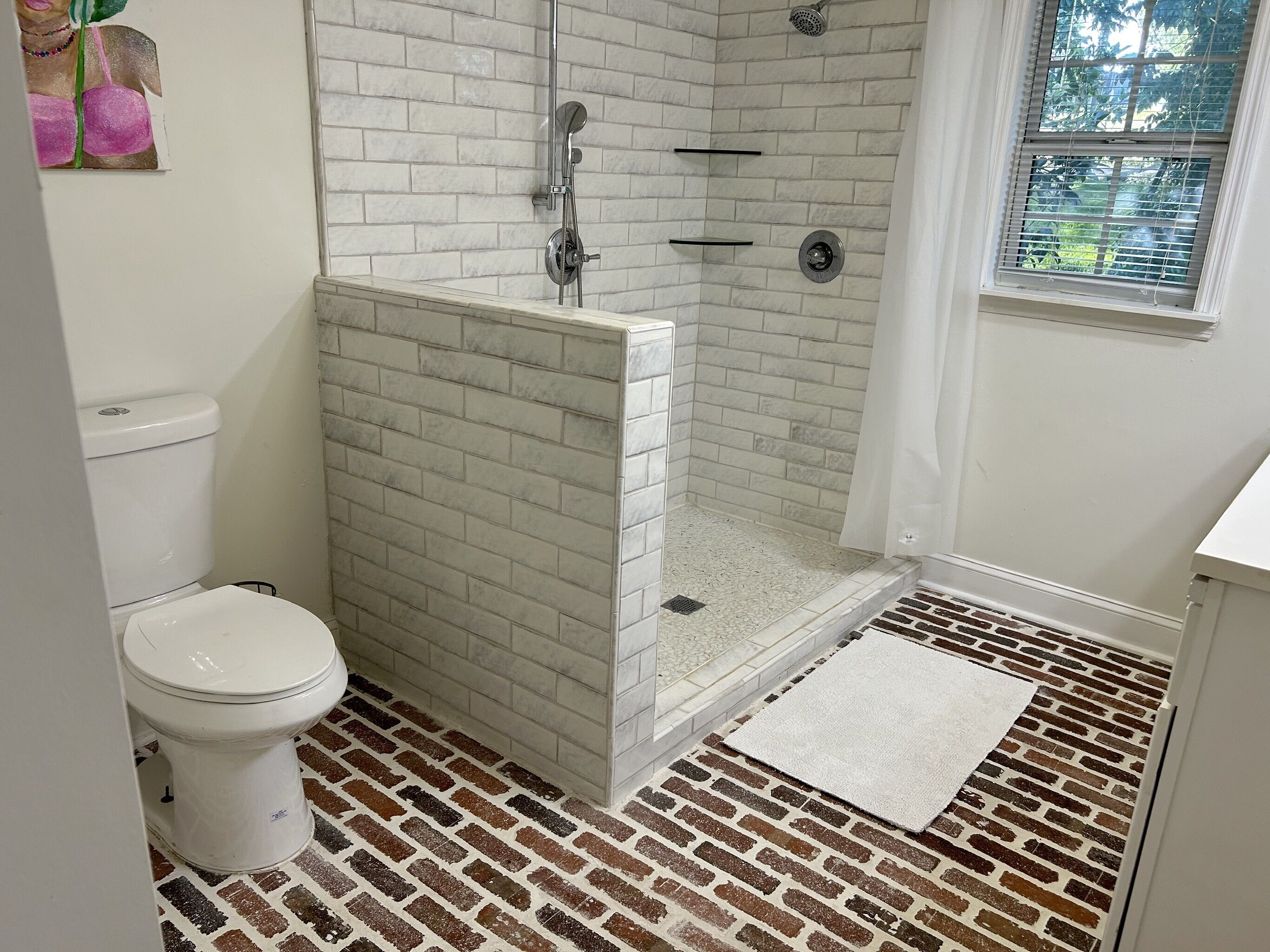 Hiustenkuivaaja, pyyhkeet, saippua, vessapaperi