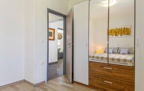4 chambres, coffres-forts dans les chambres, fer et planche à repasser