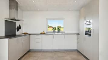 Køleskab, kogeplade, opvaskemaskine, kaffe-/temaskine