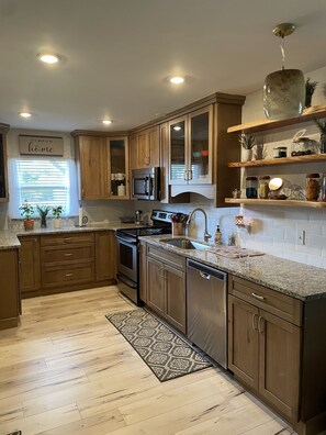 Fridge, microwave, oven, stovetop - Spacious and cozy villa, 15 min from Bradenton beaches, ready for you to enjoy! (Bradenton)