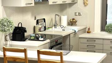 Frigorifero, forno, piano cottura, macchina per tè/caffè