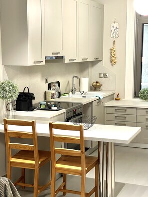 Jääkaappi, uuni, liesi, kahvin-/teenkeitin