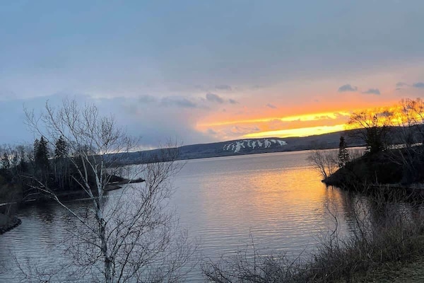 Amazing sunsets overlooking a MOUNTAIN every night!